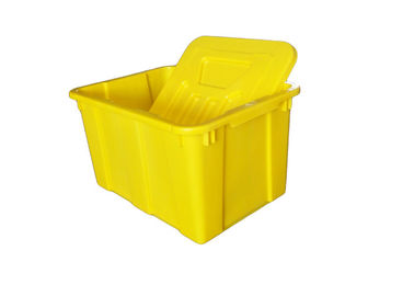 Toneles plásticos coloreados amarillo con las tapas para el reciclaje comercial del Curbside