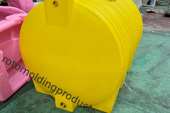 Tanques de almacenamiento de agua de 500L de pie libre, elípticos horizontales y rotomoldados a medida para la recolección de agua de lluvia