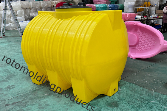 Tanques de almacenamiento de agua de 500L de pie libre, elípticos horizontales y rotomoldados a medida para la recolección de agua de lluvia